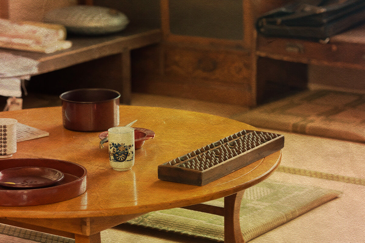 昭和時代のテーブルの上にそろばんが置いてある